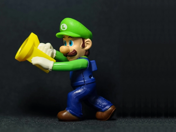 Comicfigur Luigi mit einer Taschenlampe in der Hand