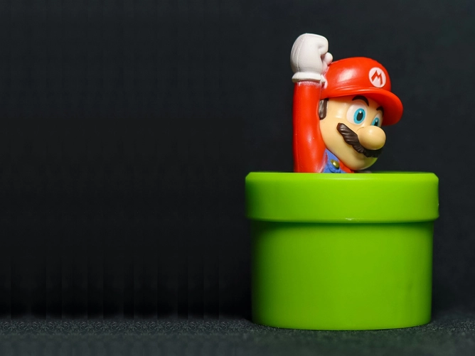 Comicfigur Super Mario in einer Röhre